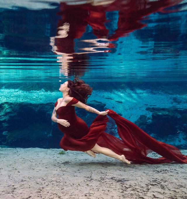 Gown drifting during an underwater maternity session