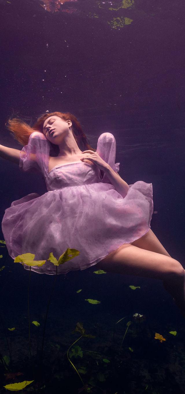 Underwater portrait in a lilac tulle gown
